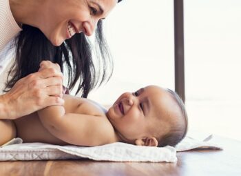 Changer la couche de bébé